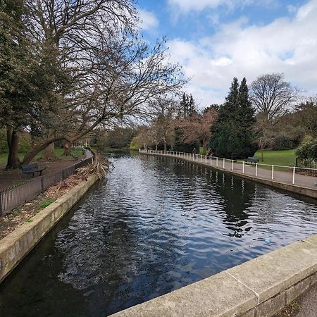 Fantastic 3-Bedroom House In London Morden  エクステリア 写真