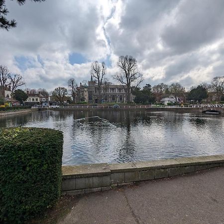 Fantastic 3-Bedroom House In London Morden  エクステリア 写真