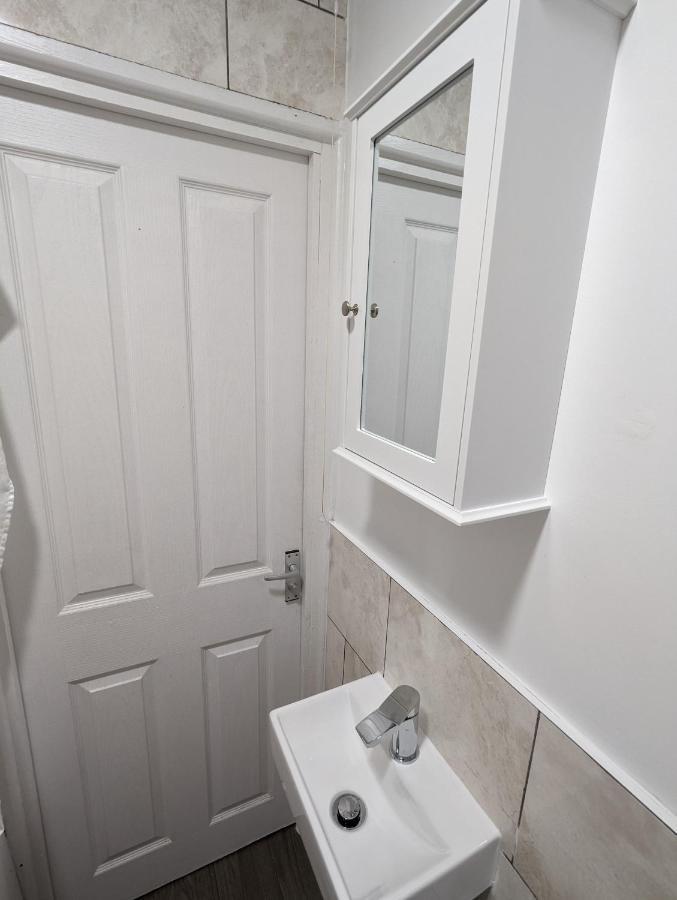 Fantastic 3-Bedroom House In London Morden  エクステリア 写真
