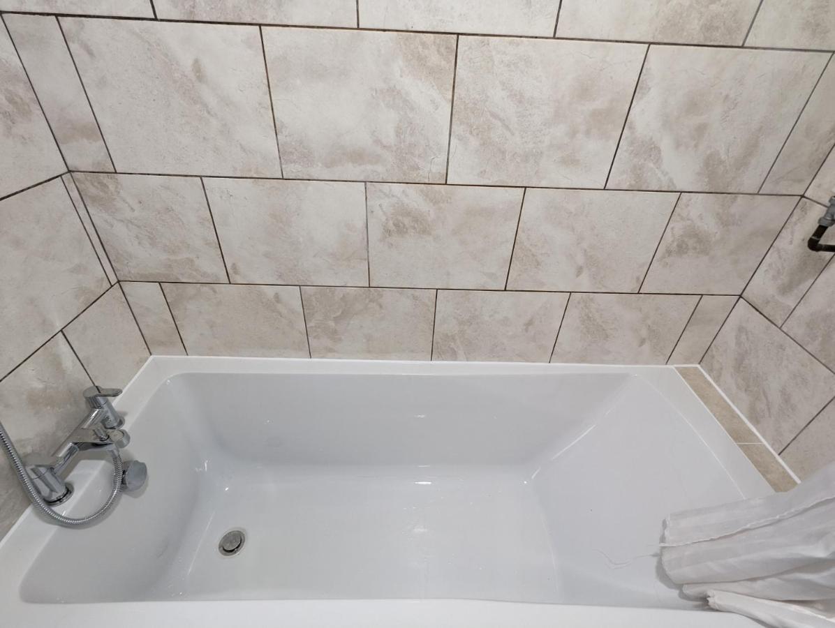 Fantastic 3-Bedroom House In London Morden  エクステリア 写真