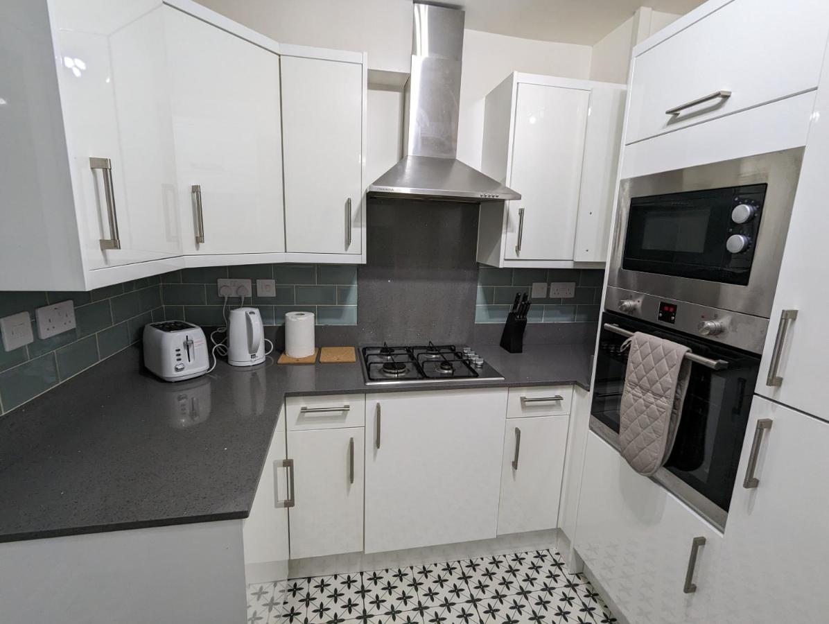 Fantastic 3-Bedroom House In London Morden  エクステリア 写真