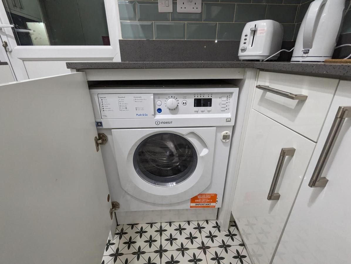 Fantastic 3-Bedroom House In London Morden  エクステリア 写真