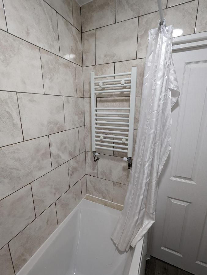 Fantastic 3-Bedroom House In London Morden  エクステリア 写真