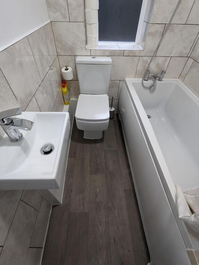 Fantastic 3-Bedroom House In London Morden  エクステリア 写真