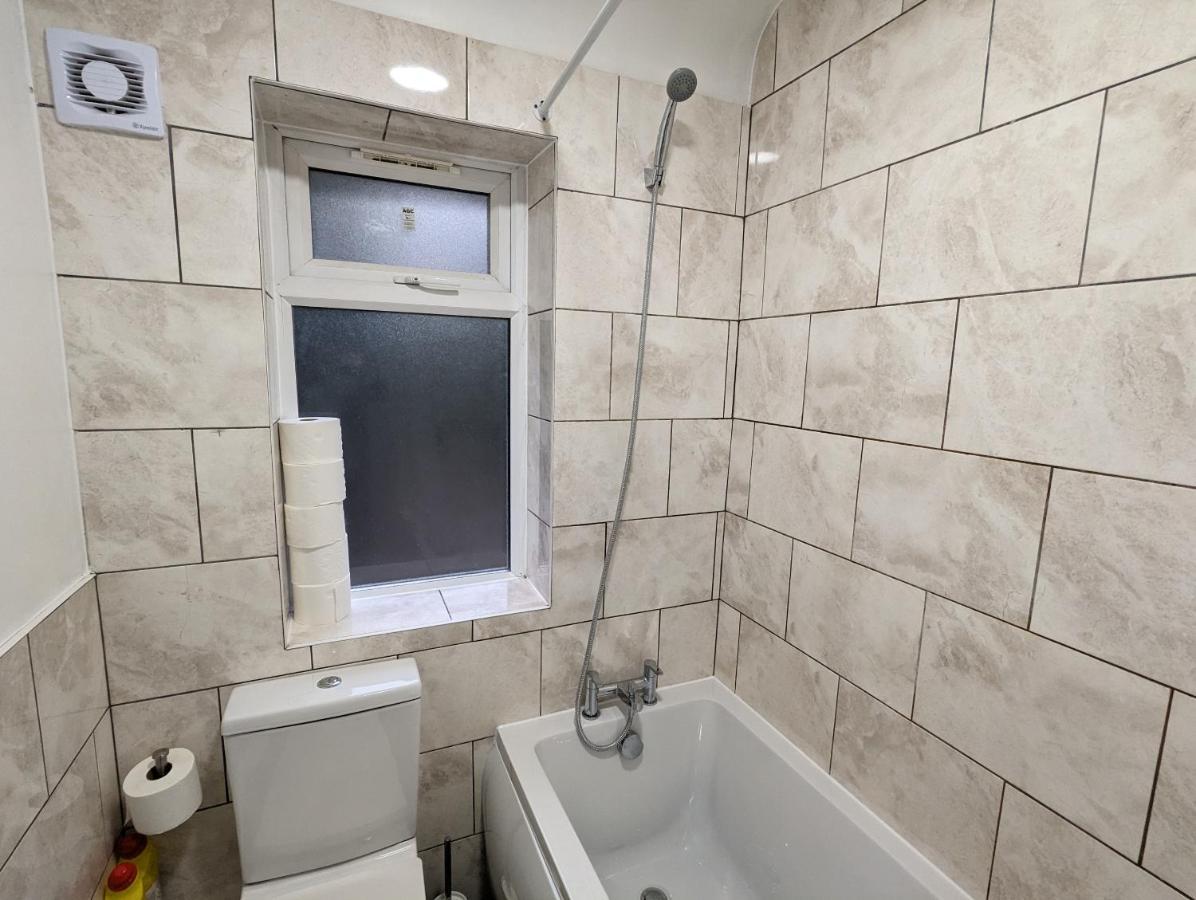 Fantastic 3-Bedroom House In London Morden  エクステリア 写真