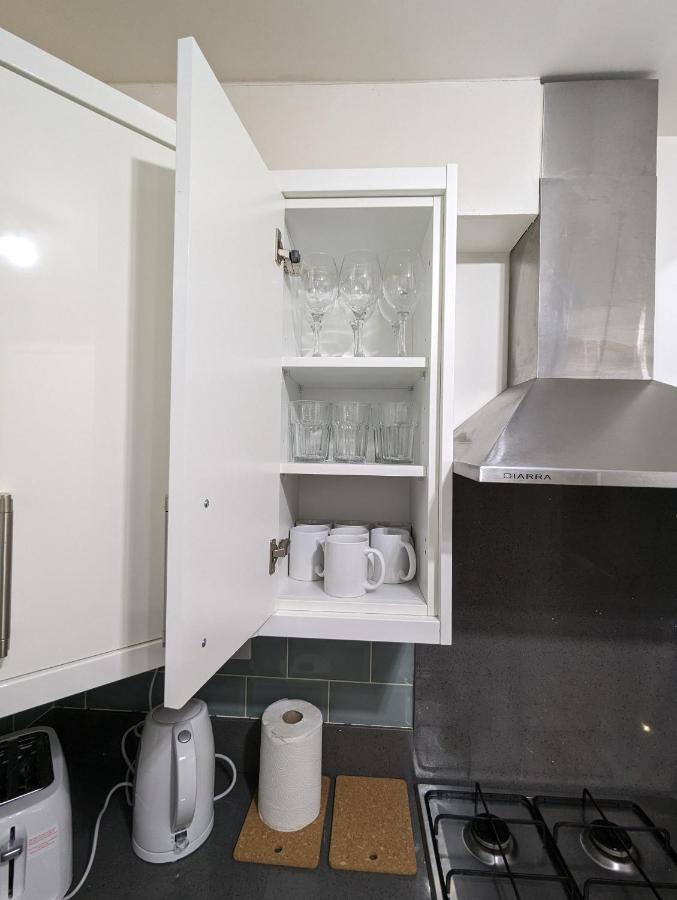 Fantastic 3-Bedroom House In London Morden  エクステリア 写真