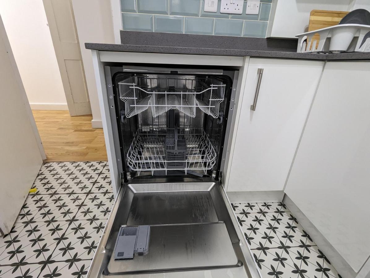 Fantastic 3-Bedroom House In London Morden  エクステリア 写真