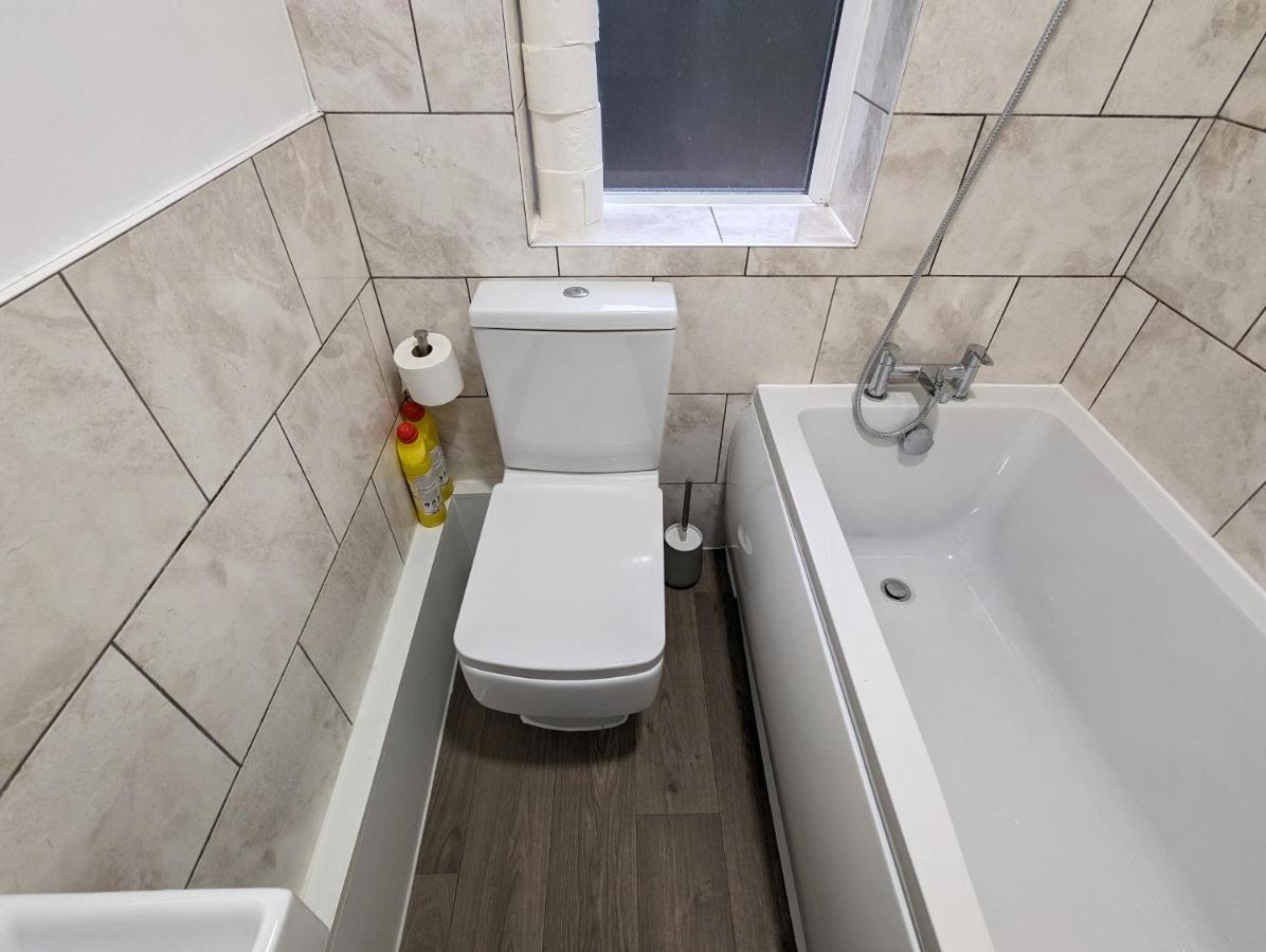 Fantastic 3-Bedroom House In London Morden  エクステリア 写真