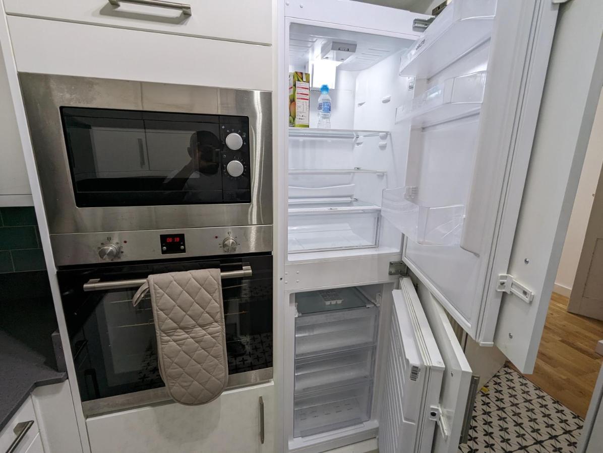 Fantastic 3-Bedroom House In London Morden  エクステリア 写真
