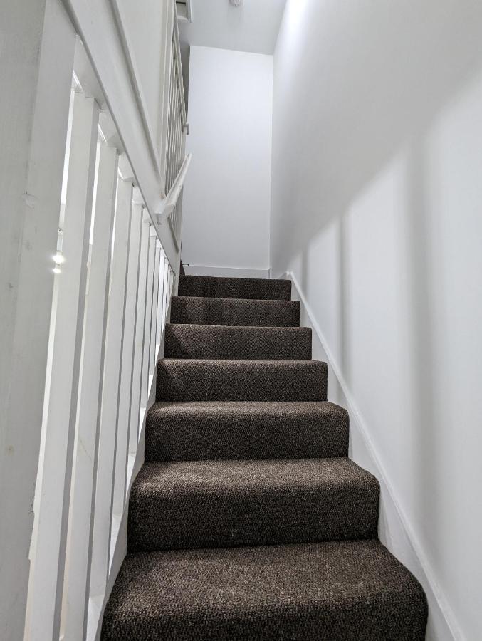 Fantastic 3-Bedroom House In London Morden  エクステリア 写真