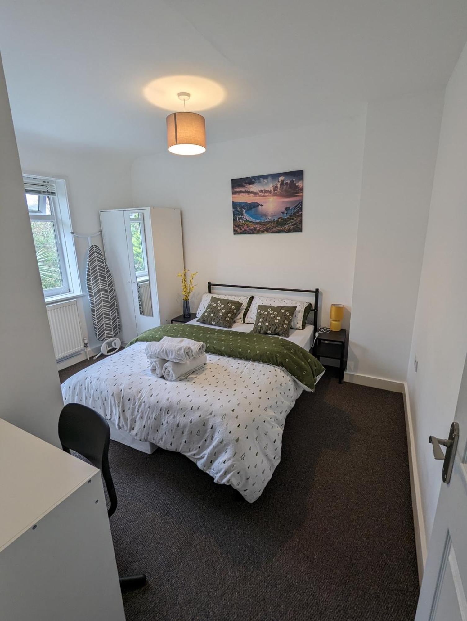 Fantastic 3-Bedroom House In London Morden  エクステリア 写真