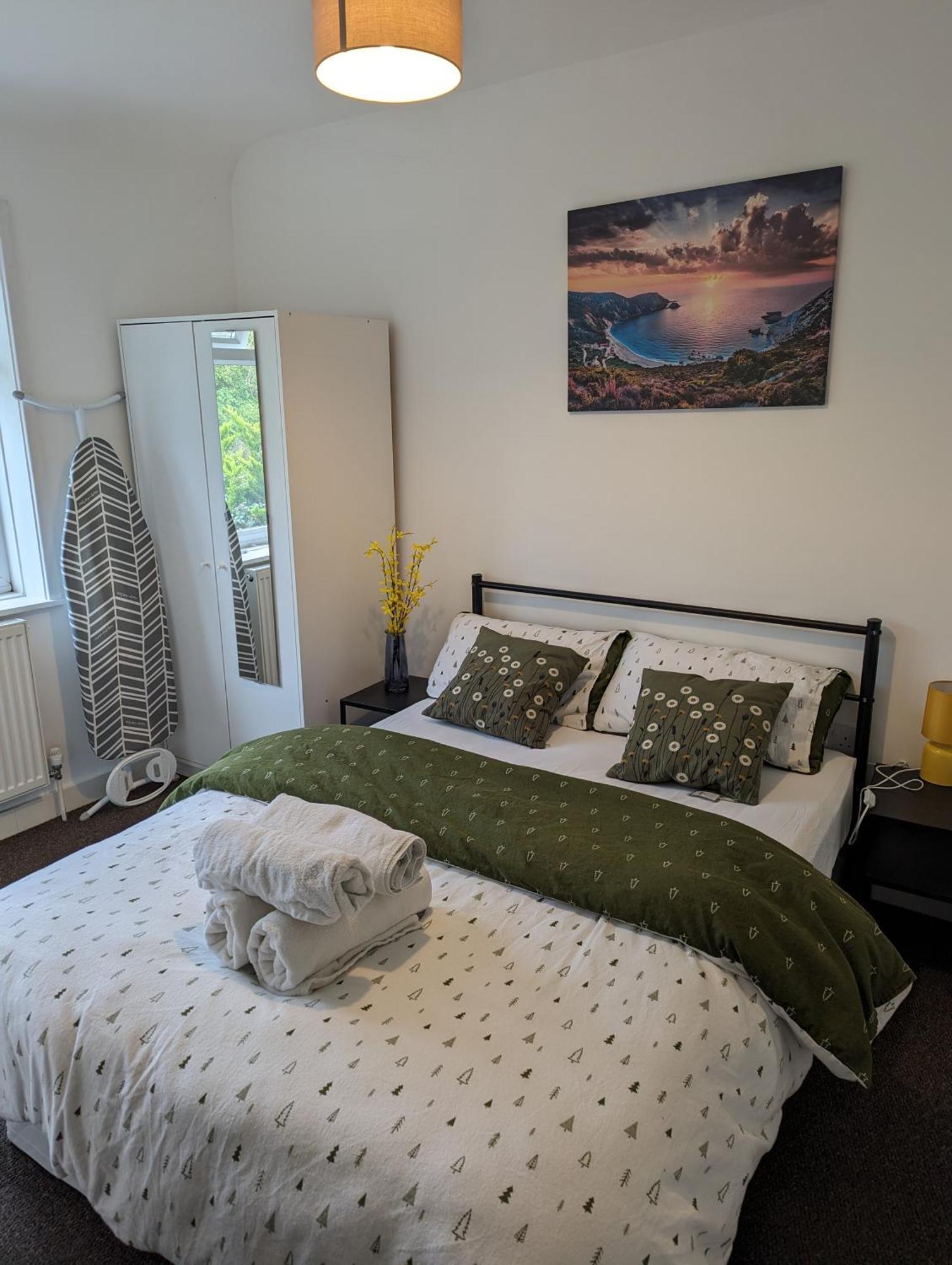 Fantastic 3-Bedroom House In London Morden  エクステリア 写真
