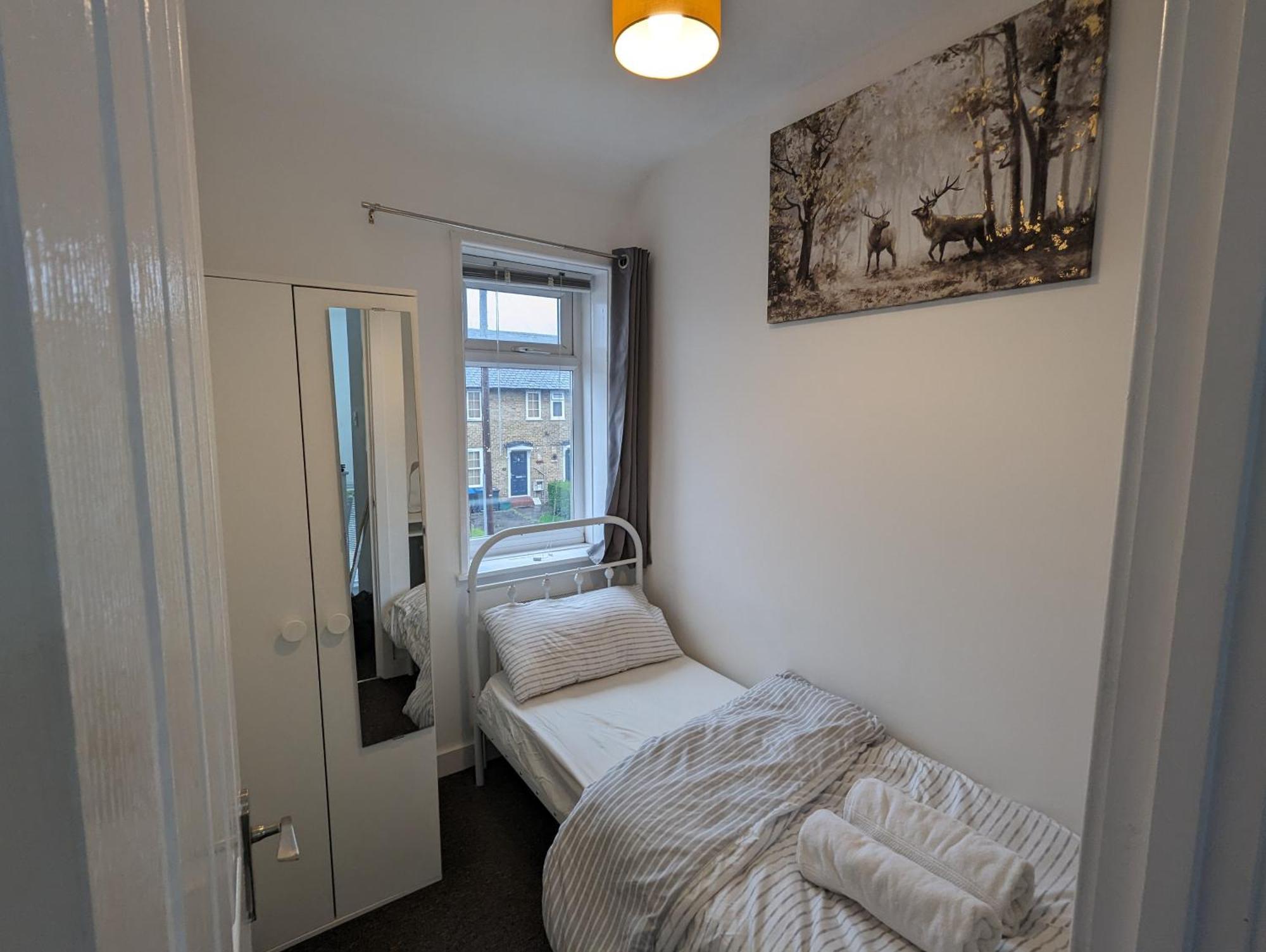 Fantastic 3-Bedroom House In London Morden  エクステリア 写真