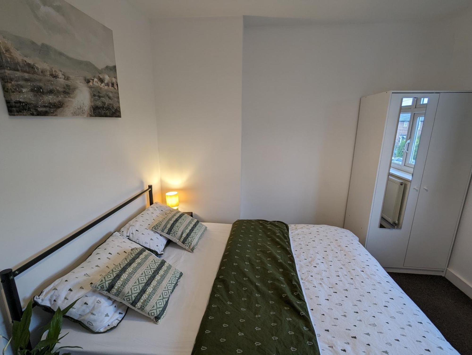Fantastic 3-Bedroom House In London Morden  エクステリア 写真